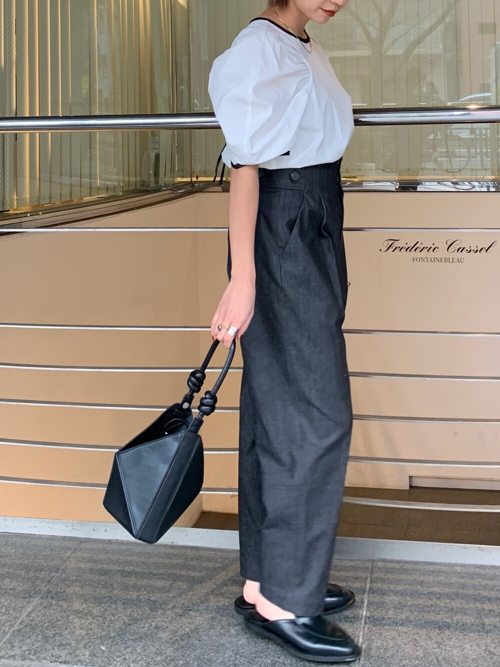 ブルー系のその他パンツ、ブラック系のハンドバッグ、ホワイト系のシャツ/ブラウスを着用したレディースの春コーディネートの3枚目の写真