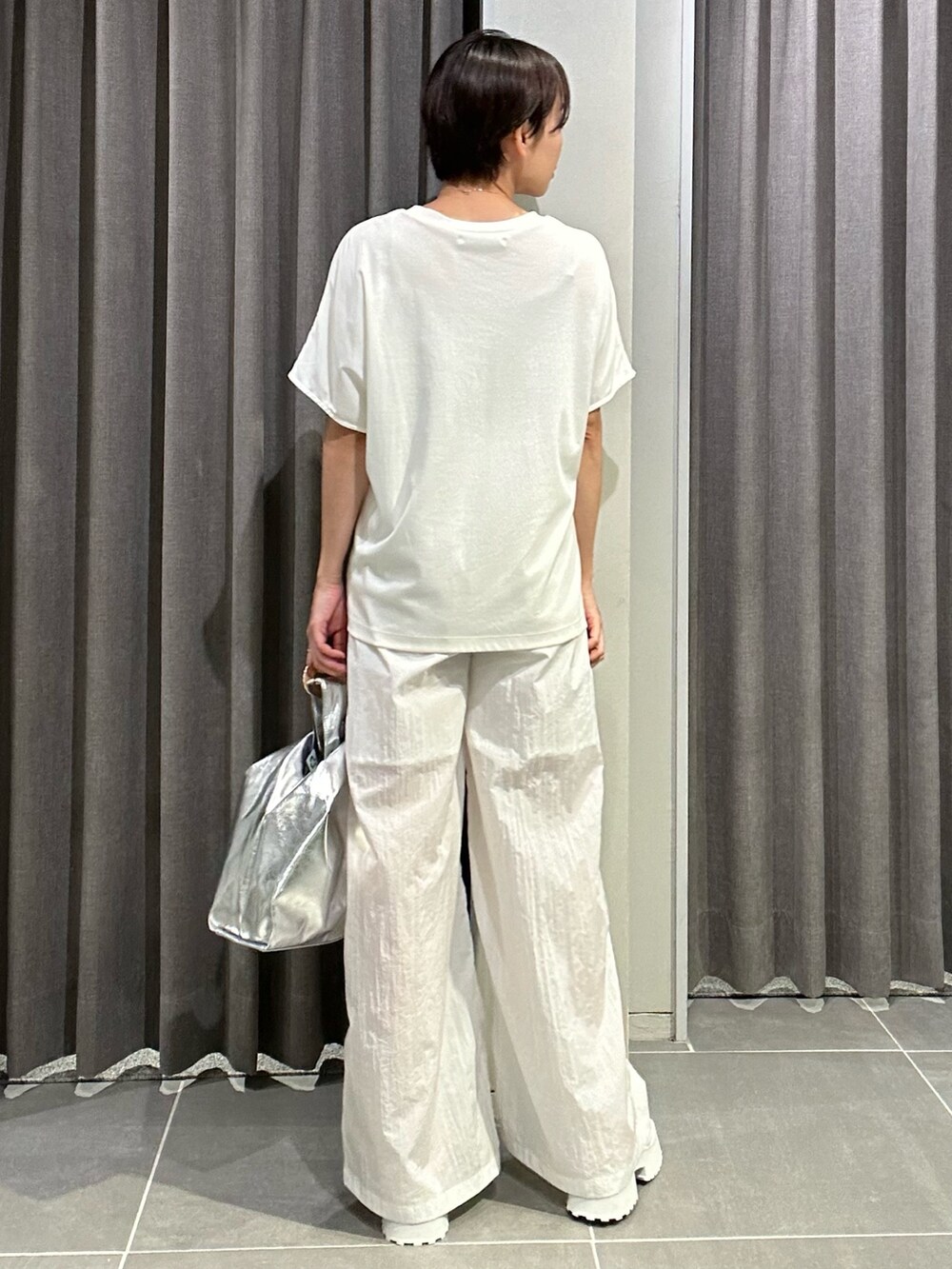 ホワイト系のTシャツ/カットソー、ホワイト系のその他パンツ、ホワイト系のサンダルを着用したレディースの夏コーディネートの4枚目の写真