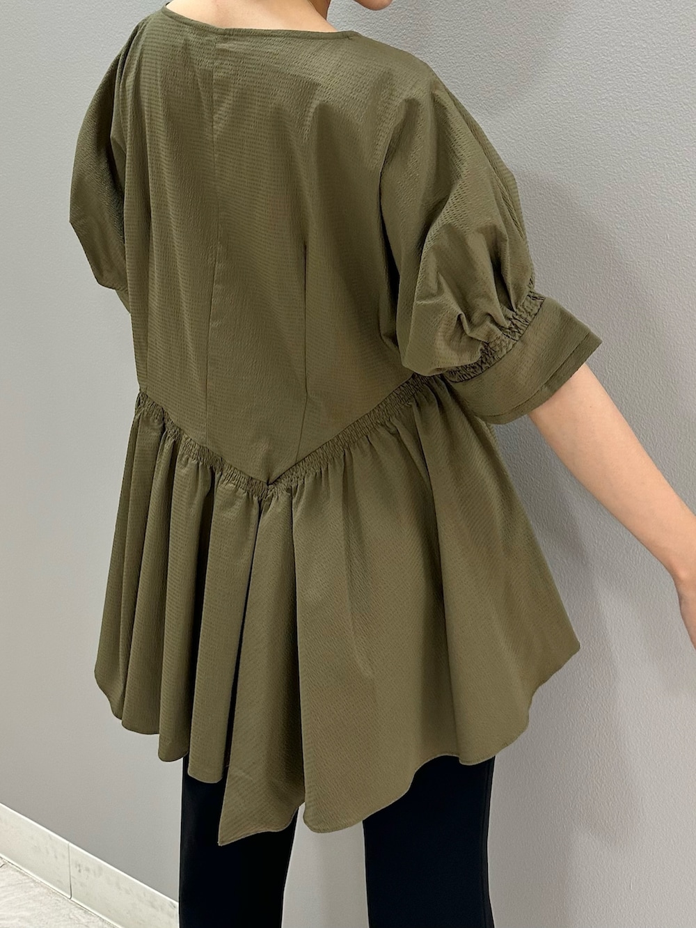 グリーン系のシャツ/ブラウス、ブラック系のスラックス、ブラック系のパンプスを着用したレディースの夏コーディネートの6枚目の写真