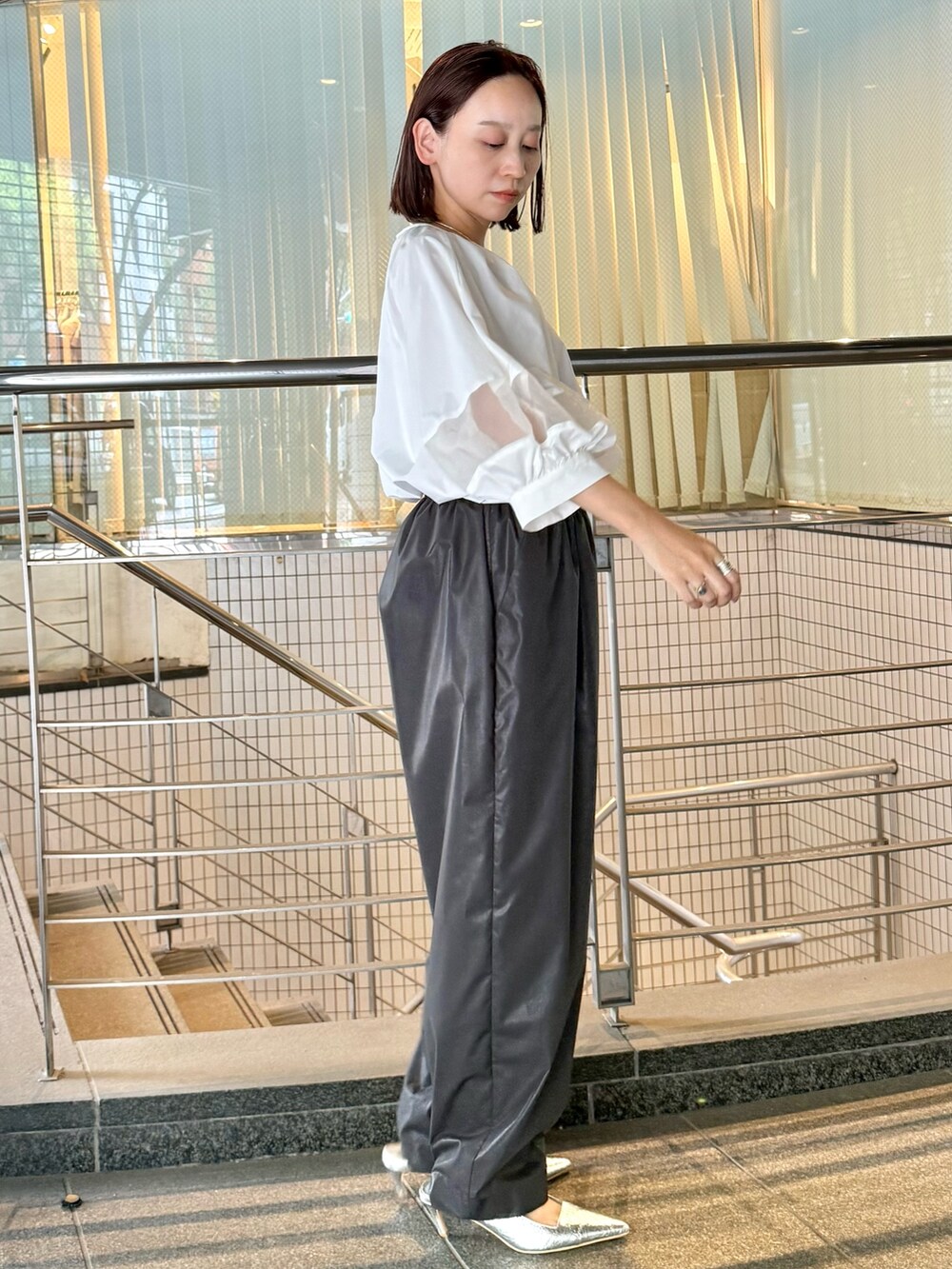 ホワイト系のシャツ/ブラウス、ブラック系のその他パンツ、シルバー系のサンダルを着用したレディースの夏コーディネートの4枚目の写真