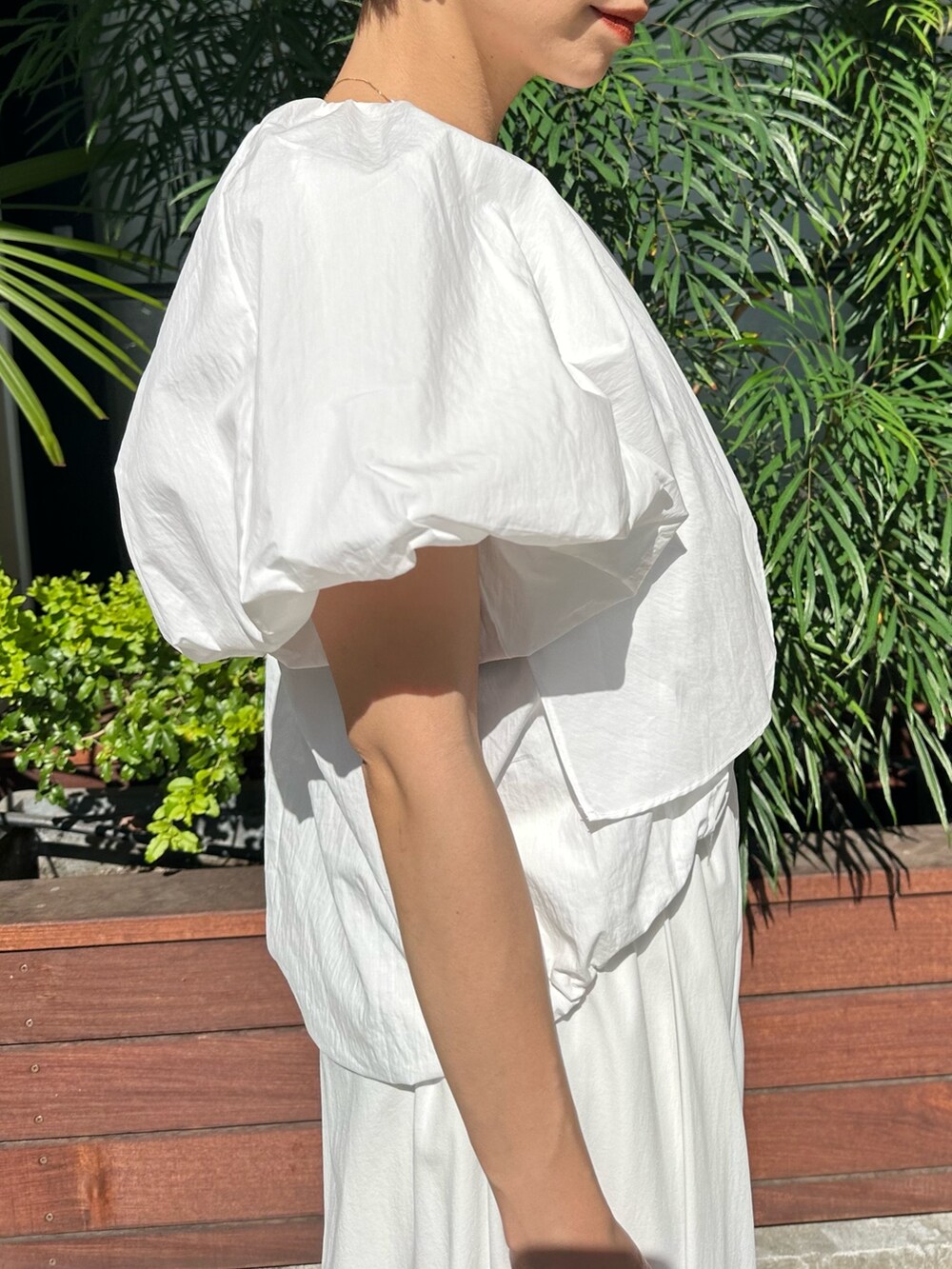 ホワイト系のシャツ/ブラウス、ホワイト系のその他パンツ、ホワイト系のハンドバッグを着用したレディースの春コーディネートの6枚目の写真