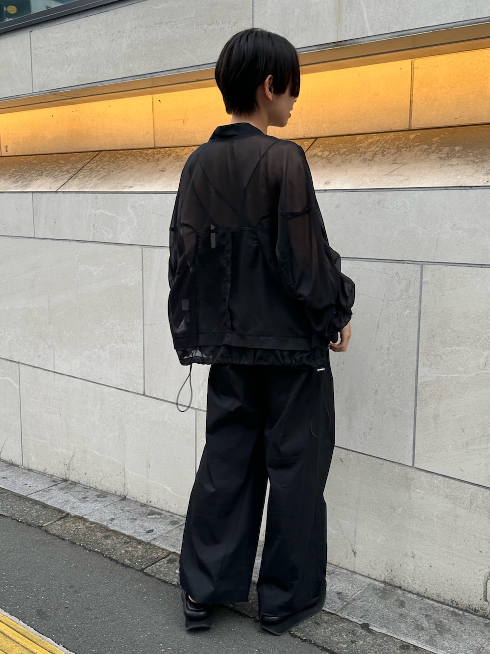 「エレンディーク、パンツスタイル、パンツコーデ、ELENDEEK、ブラック、ブラックコーデ、黒コーデ、オールブラック、シアー、シアートップス、シアーシャツ、シア―ブルゾン、カップ付きキャミソール、厚底サンダル、ワイドパンツ」｜「ELENDEEKのベルトセットタックワイドパンツ（その他パンツ、ブラック系）」を使った、azusaさん（レディース・153cm）の夏コーディネートの5枚目の写真