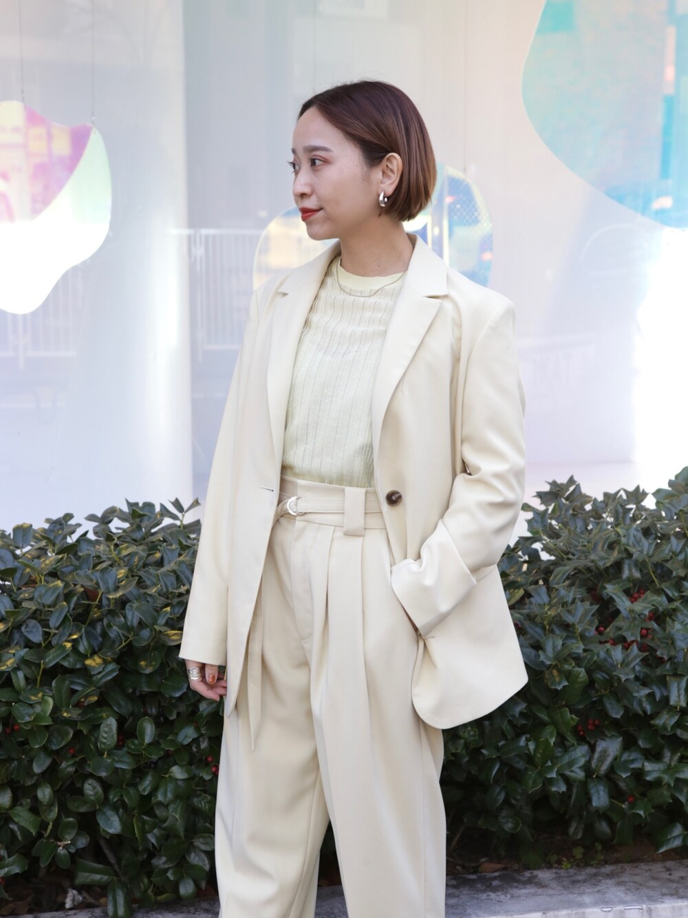 イエロー系のテーラードジャケット、イエロー系のその他パンツ、ブラック系のブーツを着用したレディースの冬コーディネートの5枚目の写真