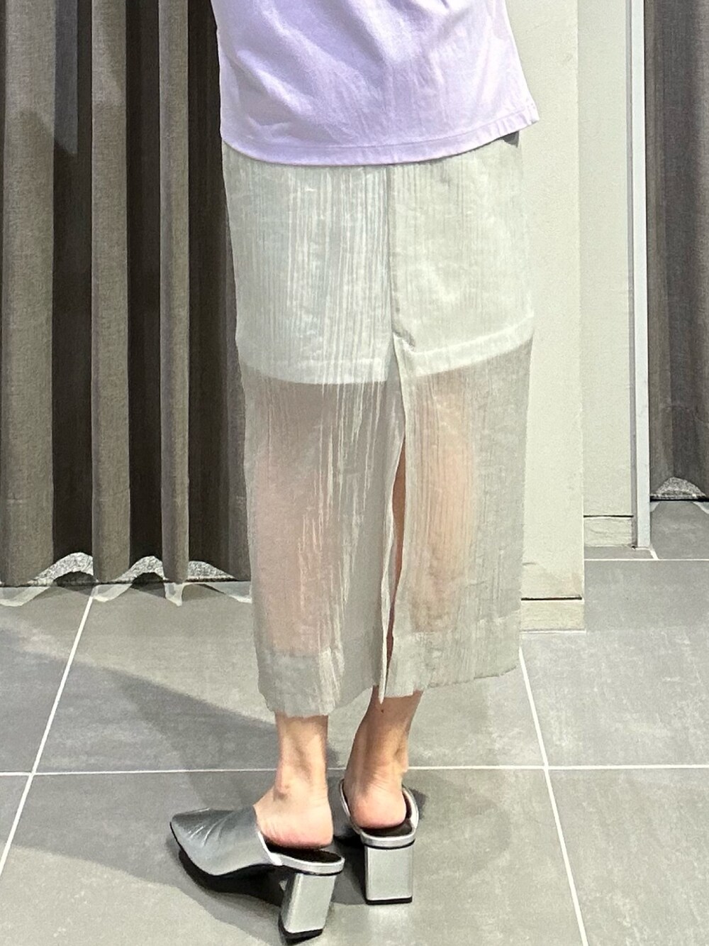 パープル系のTシャツ/カットソー、グレー系のスカート、シルバー系のパンプスを着用したレディースの夏コーディネートの9枚目の写真