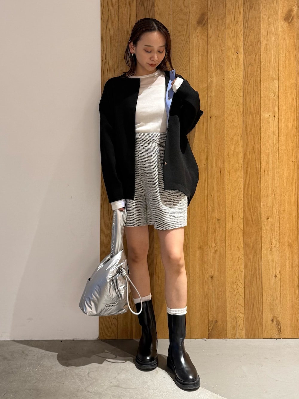 ホワイト系のニット/セーター、その他のその他パンツ、シルバー系のハンドバッグを着用したレディースの冬コーディネートの3枚目の写真