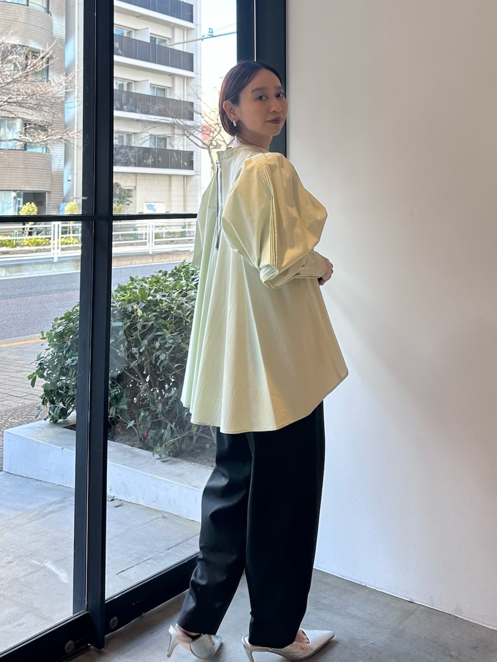 「ELENDEEK、エレンディーク、ブラウス、ミントグリーン、春コーデ、キレイめ、きれいめカジュアル、きれいめ、きれいめコーディネート、キレイめカジュアル、キレイめコーデ、ママコーデ」｜「ELENDEEKのカーブタックパンツ（その他パンツ、ブラック系）」を使った、azusaさん（レディース・153cm）の冬コーディネートの5枚目の写真