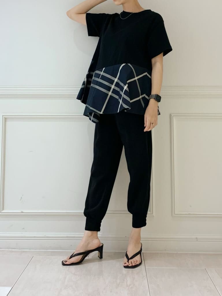 ブラック系のその他パンツ、その他のTシャツ/カットソーを着用したレディースの夏コーディネートの2枚目の写真