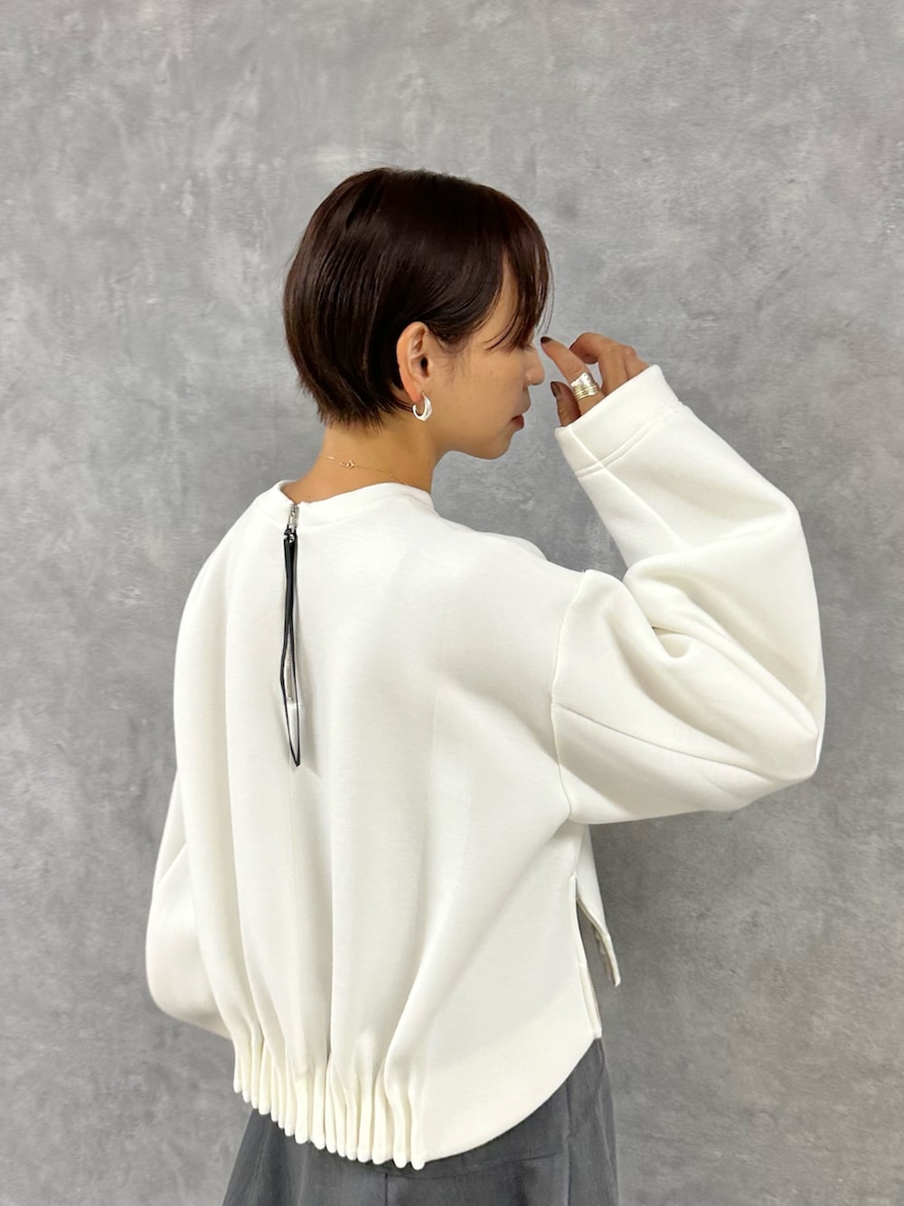 ホワイト系のTシャツ/カットソー、グレー系のスカートを着用したレディースの秋コーディネートの8枚目の写真