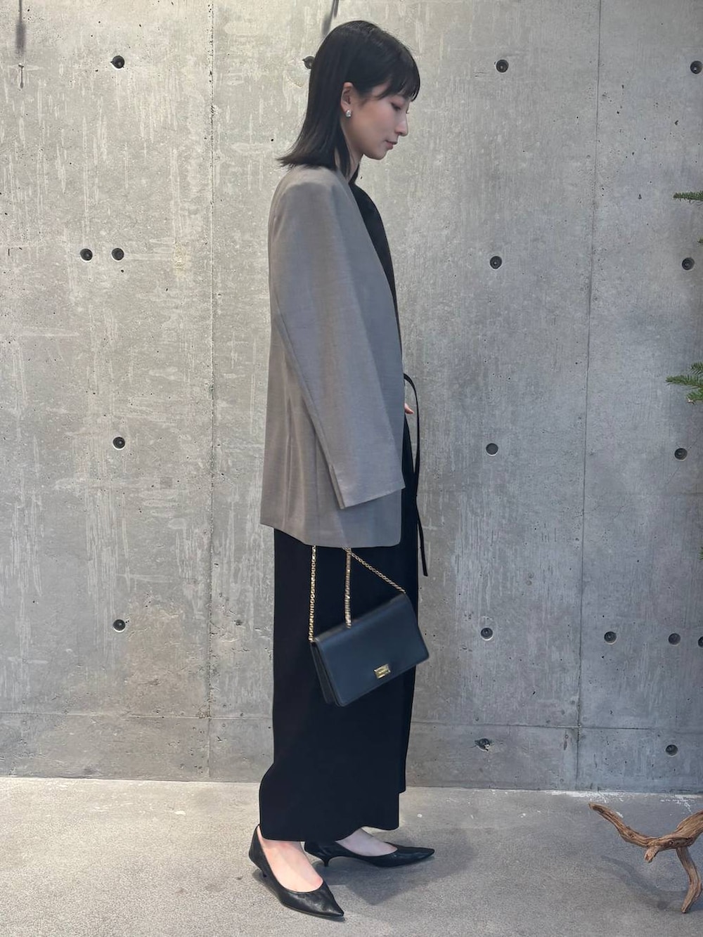 ベージュ系のノーカラージャケット、ブラック系のつなぎ/オールインワンを着用したレディースの冬コーディネートの3枚目の写真