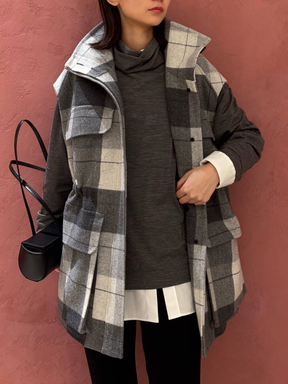 ホワイト系のシャツ/ブラウス、その他のその他アウター、ブラック系のその他パンツを着用したレディースの秋コーディネートの6枚目の写真