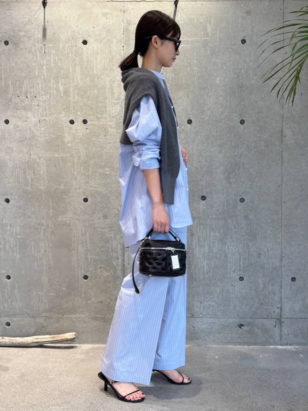 ブルー系のシャツ/ブラウス、グレー系のタンクトップ、ブルー系のその他パンツを着用したレディースの夏コーディネートの3枚目の写真