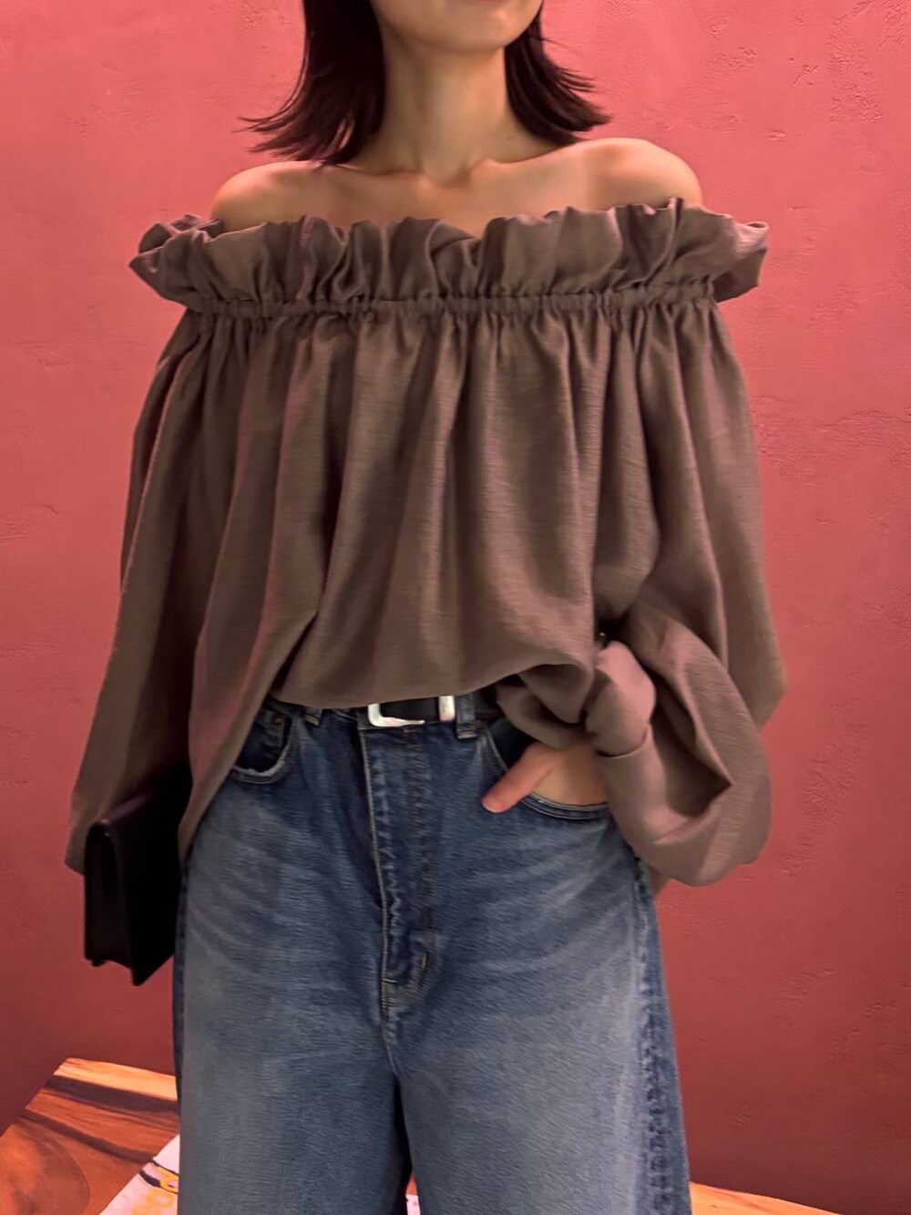 ブルー系のデニムパンツ、ブラック系のベルトを着用したレディースの秋コーディネートの5枚目の写真