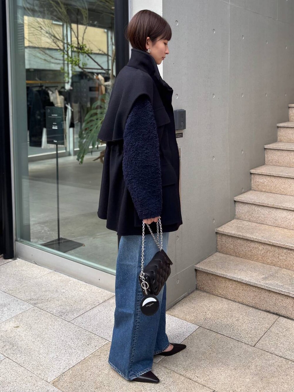 ブルー系のニット/セーター、ブルー系のデニムパンツ、ブルー系のその他アウターを着用したレディースの秋コーディネートの2枚目の写真