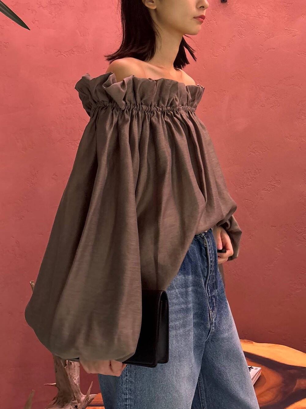 ブルー系のデニムパンツ、ブラック系のベルトを着用したレディースの秋コーディネートの6枚目の写真