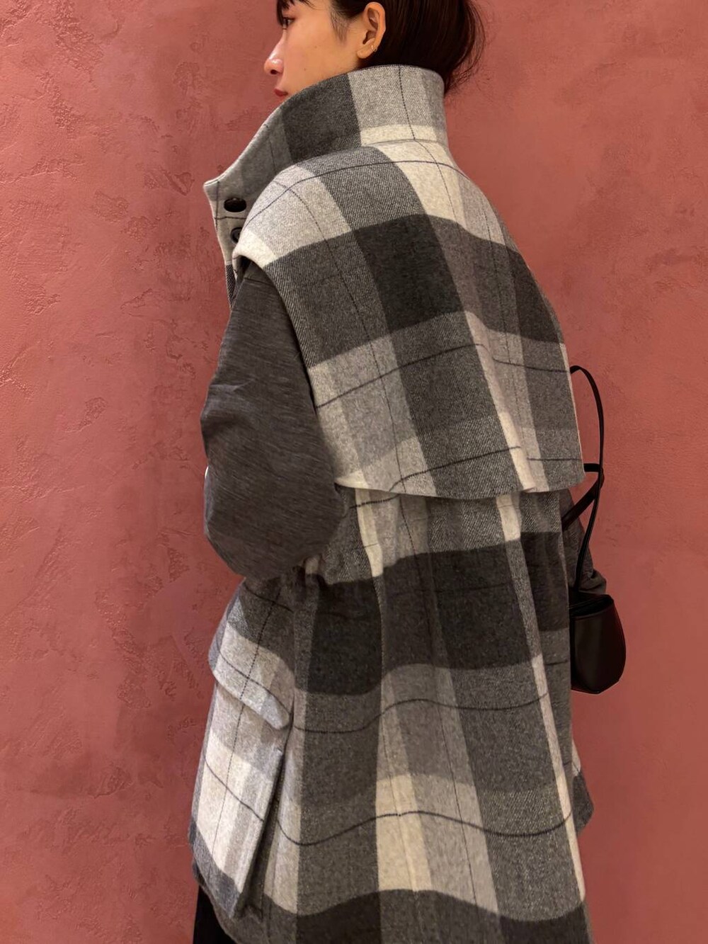 ホワイト系のシャツ/ブラウス、その他のその他アウター、ブラック系のその他パンツを着用したレディースの秋コーディネートの7枚目の写真