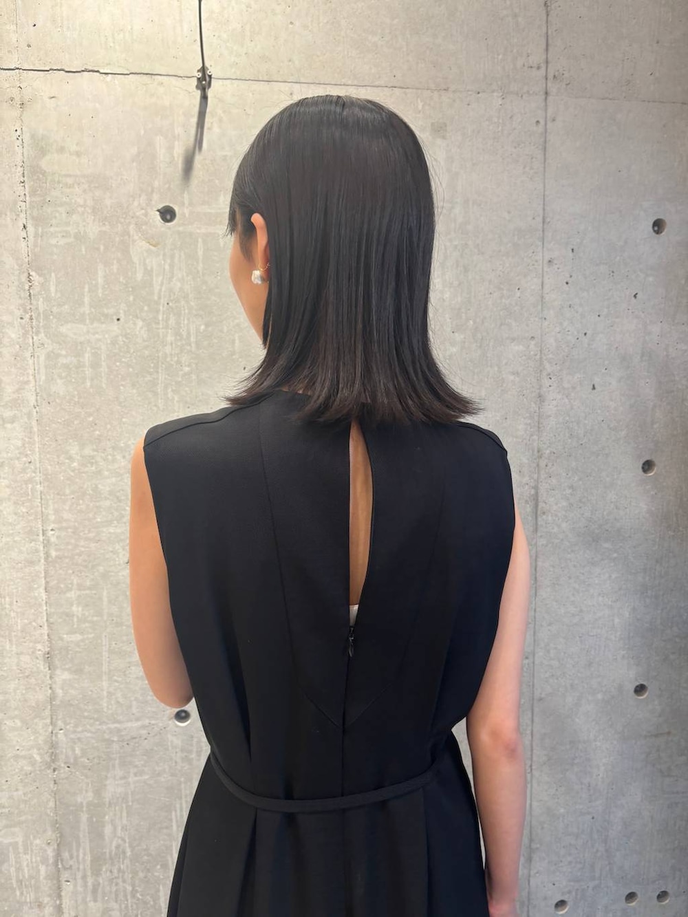 ベージュ系のノーカラージャケット、ブラック系のつなぎ/オールインワンを着用したレディースの冬コーディネートの9枚目の写真