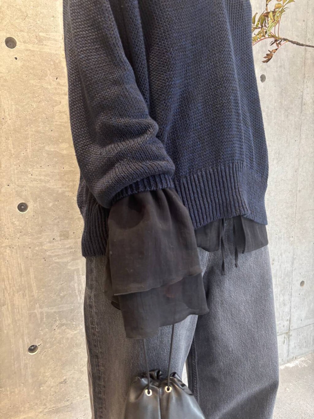 グレー系のチューブトップ、ブラック系のデニムパンツ、ブルー系のニット/セーターを着用したレディースの夏コーディネートの9枚目の写真