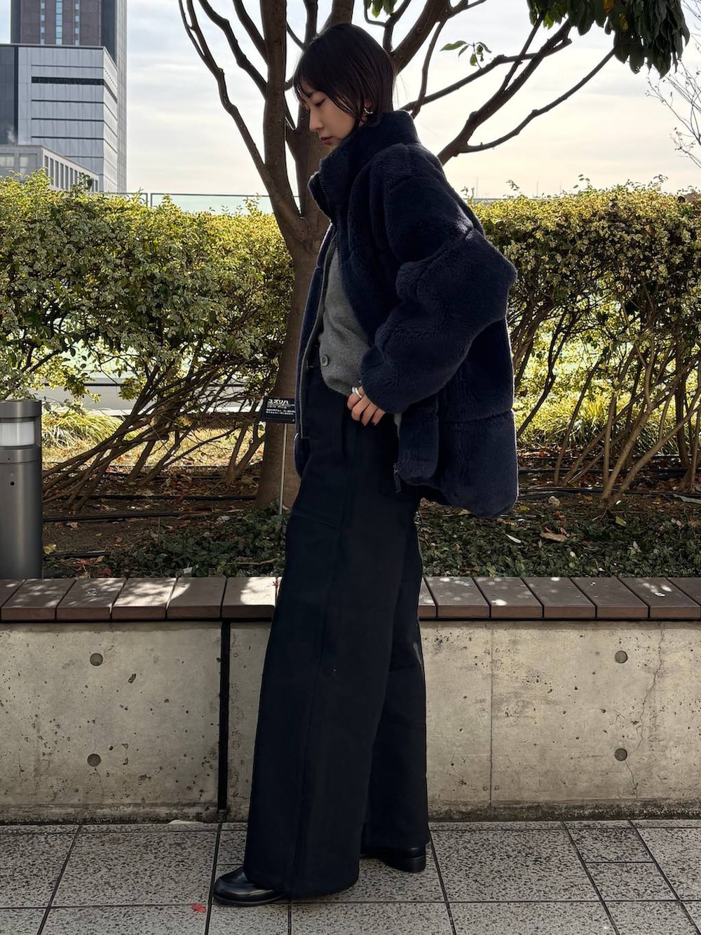 「高身長、モード、Chaos、大人カジュアル、パンツ、ニット、カーディガン、アウター、冬アウター、ブルゾン、冬コーデ」｜「ChaosのChaos(カオス)/クリムリバーカーディガン（カーディガン/ボレロ、グレー系）」を使った、chaosmikuさん（レディース・170cm）の冬コーディネートの3枚目の写真