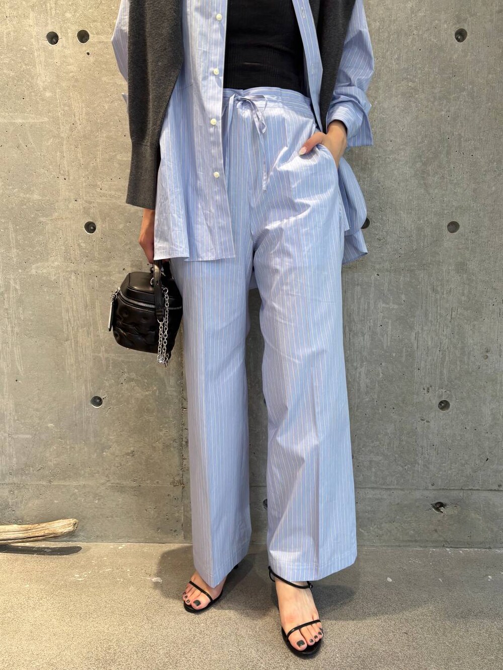 ブルー系のシャツ/ブラウス、グレー系のタンクトップ、ブルー系のその他パンツを着用したレディースの夏コーディネートの8枚目の写真