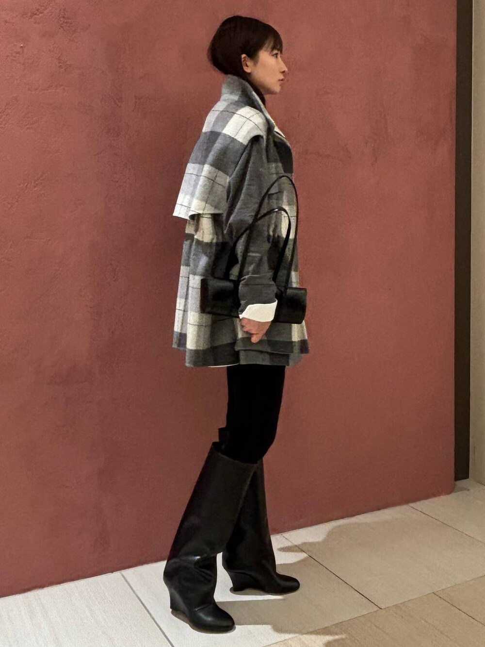 ホワイト系のシャツ/ブラウス、その他のその他アウター、ブラック系のその他パンツを着用したレディースの秋コーディネートの3枚目の写真