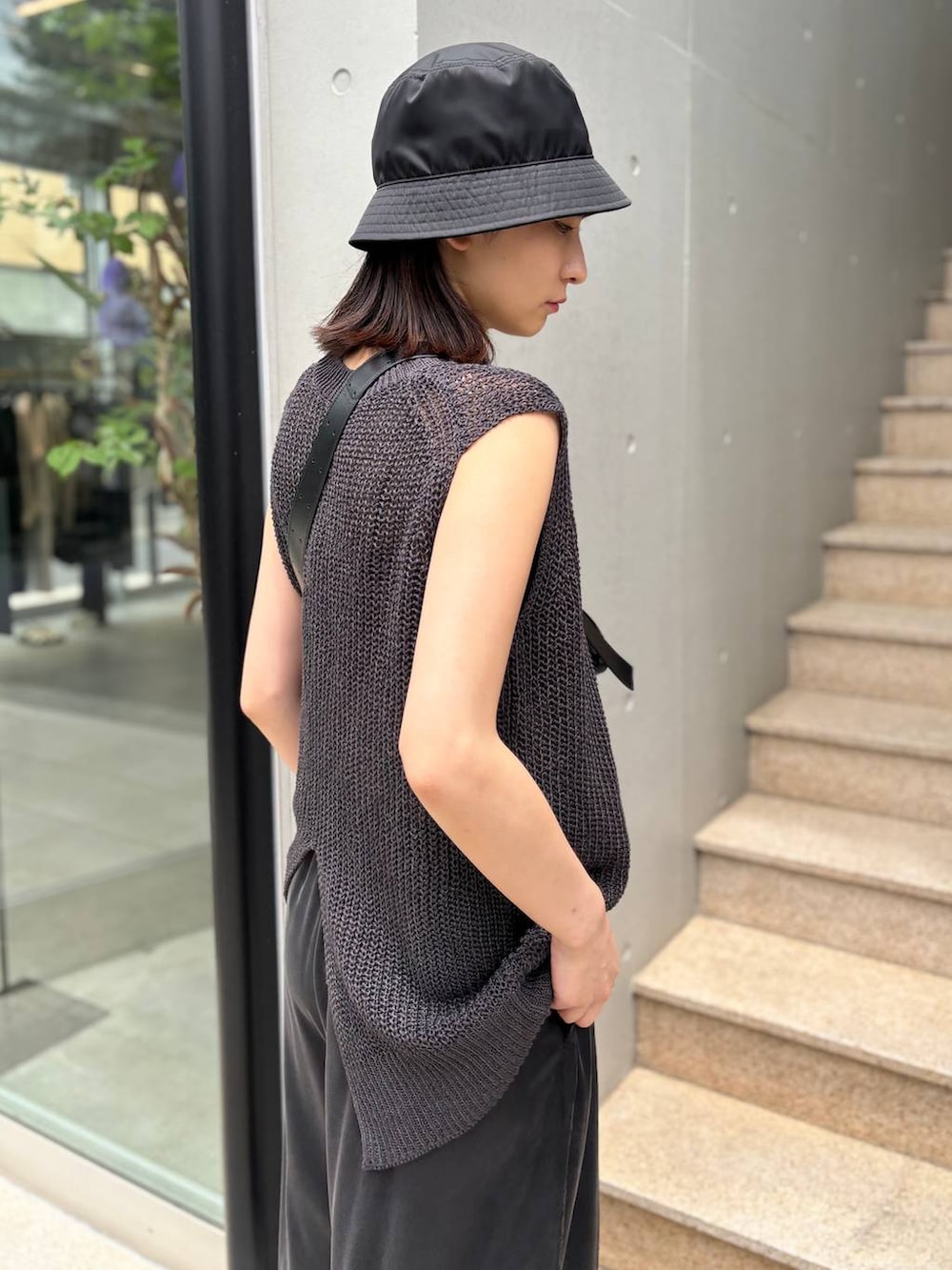 「ワントーン、モード、Chaos、高身長、ニット、ニットベスト、ワイドパンツ、大人カジュアル、きれいめカジュアル、夏コーデ、ラフ」｜「ChaosのChaos(カオス)/モーラワイドワイドパンツ（その他パンツ、ブラック系）」を使った、chaosmikuさん（レディース・170cm）の夏コーディネートの6枚目の写真