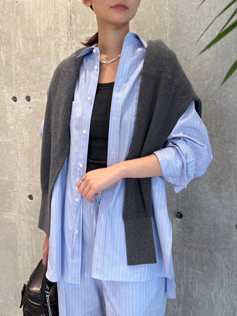 ブルー系のシャツ/ブラウス、グレー系のタンクトップ、ブルー系のその他パンツを着用したレディースの夏コーディネートの5枚目の写真