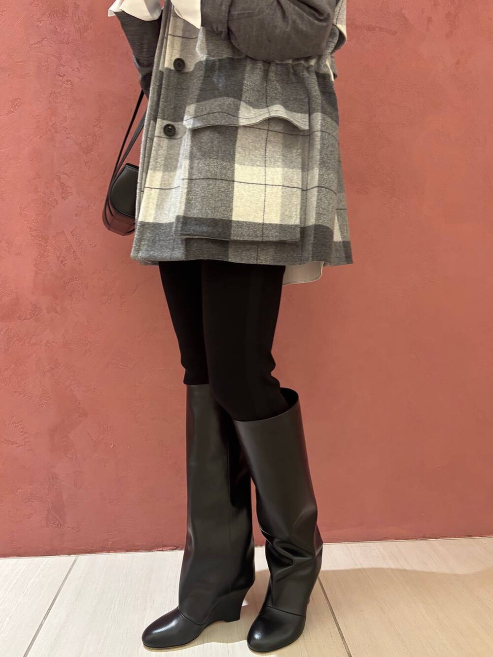 ホワイト系のシャツ/ブラウス、その他のその他アウター、ブラック系のその他パンツを着用したレディースの秋コーディネートの9枚目の写真