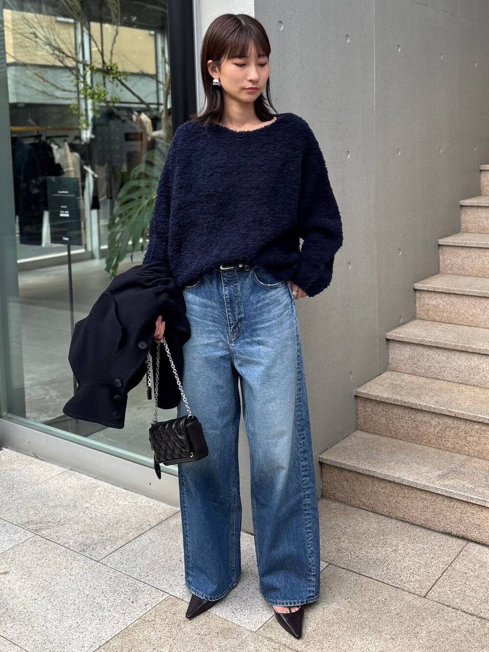 ブルー系のニット/セーター、ブルー系のデニムパンツ、ブルー系のその他アウターを着用したレディースの秋コーディネートの4枚目の写真