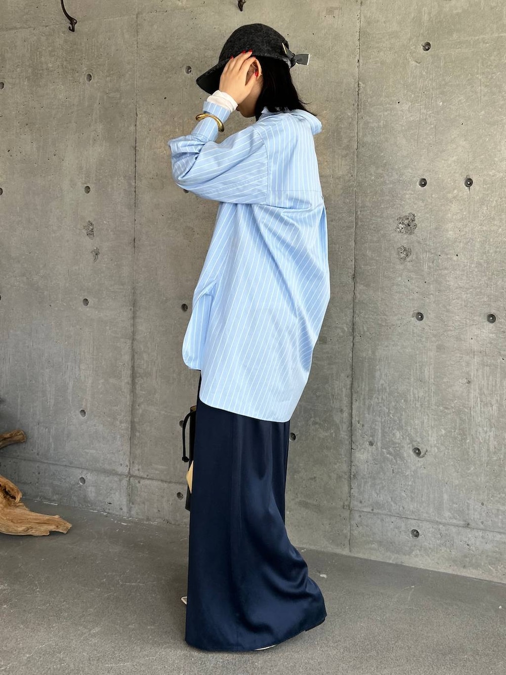 「高身長、モード、Chaos、シャツ、シャツスタイル、パンツ、インナー、シアートップス、レイヤードスタイル、秋コーデ」｜「ChaosのChaos(カオス)/モーラワイドワイドパンツ（その他パンツ、ブルー系）」を使った、chaosmikuさん（レディース・170cm）の夏コーディネートの4枚目の写真
