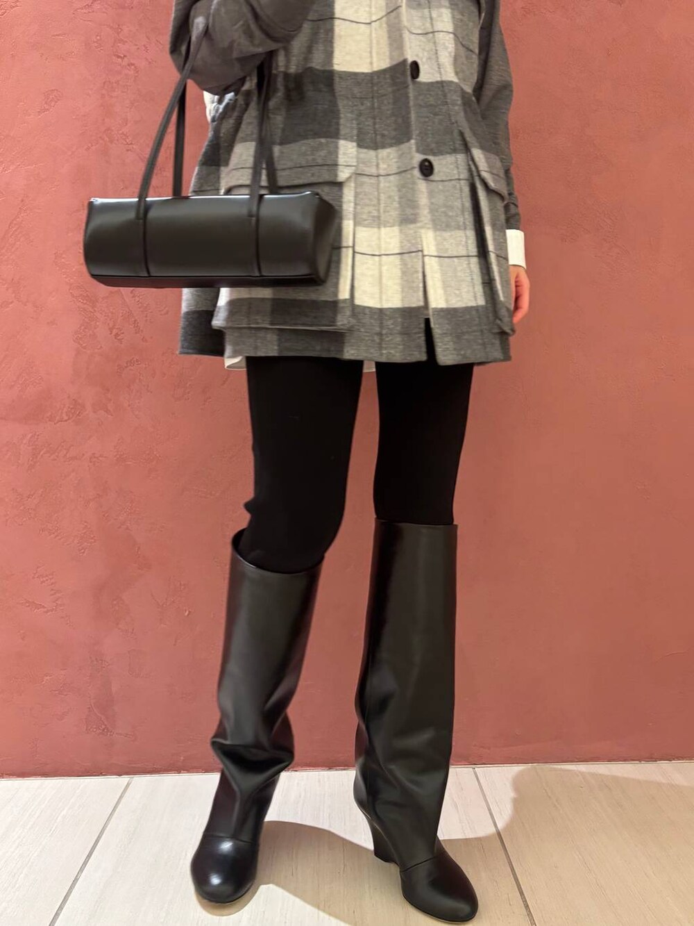 ホワイト系のシャツ/ブラウス、その他のその他アウター、ブラック系のその他パンツを着用したレディースの秋コーディネートの8枚目の写真