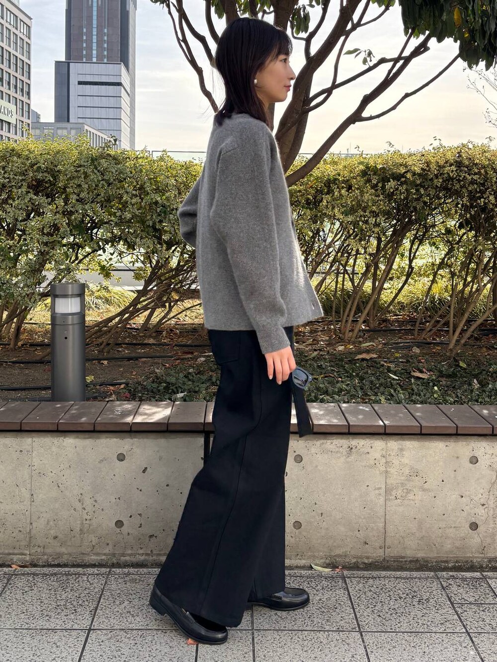 「高身長、モード、Chaos、大人カジュアル、パンツ、ニット、カーディガン、アウター、冬アウター、ブルゾン、冬コーデ」｜「ChaosのChaos(カオス)/クリムリバーカーディガン（カーディガン/ボレロ、グレー系）」を使った、chaosmikuさん（レディース・170cm）の冬コーディネートの6枚目の写真