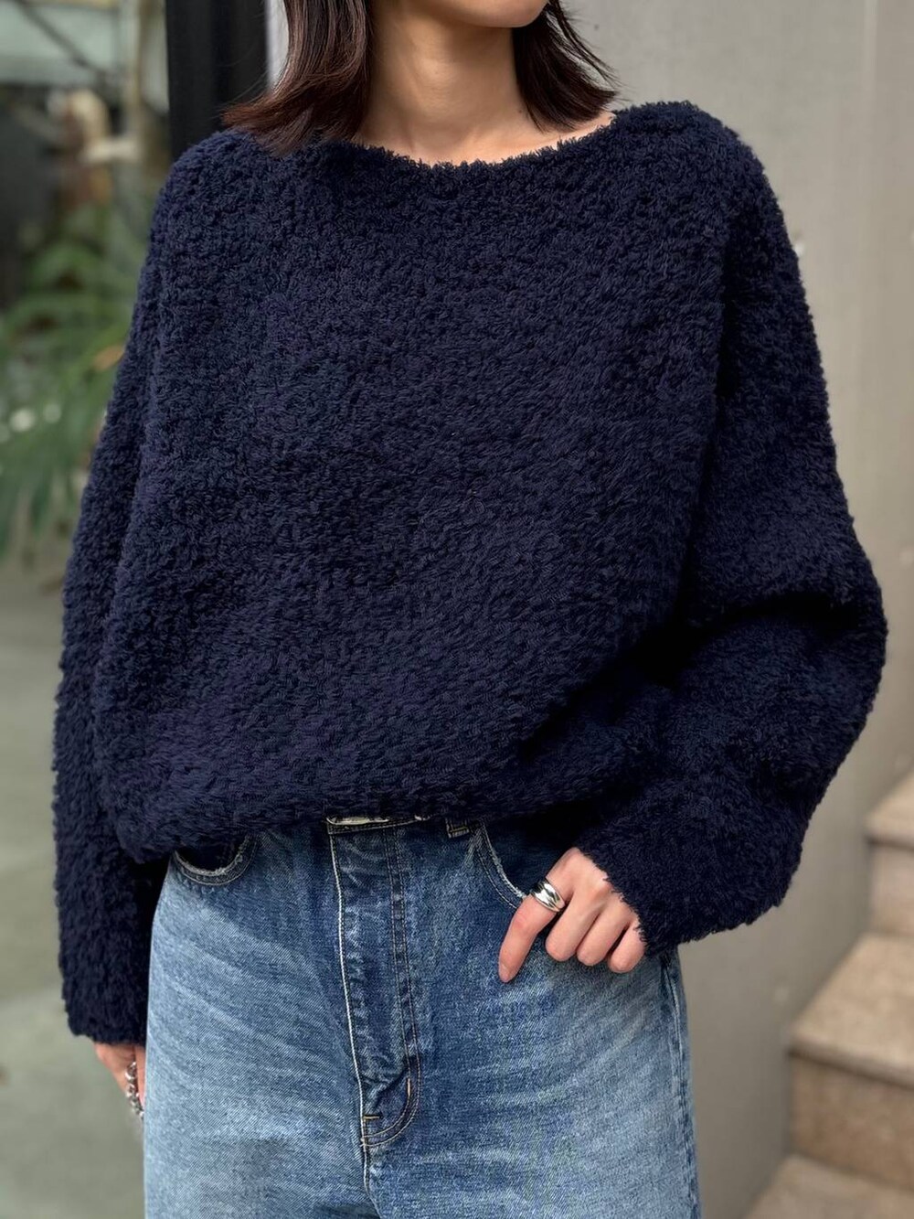 ブルー系のニット/セーター、ブルー系のデニムパンツ、ブルー系のその他アウターを着用したレディースの秋コーディネートの7枚目の写真