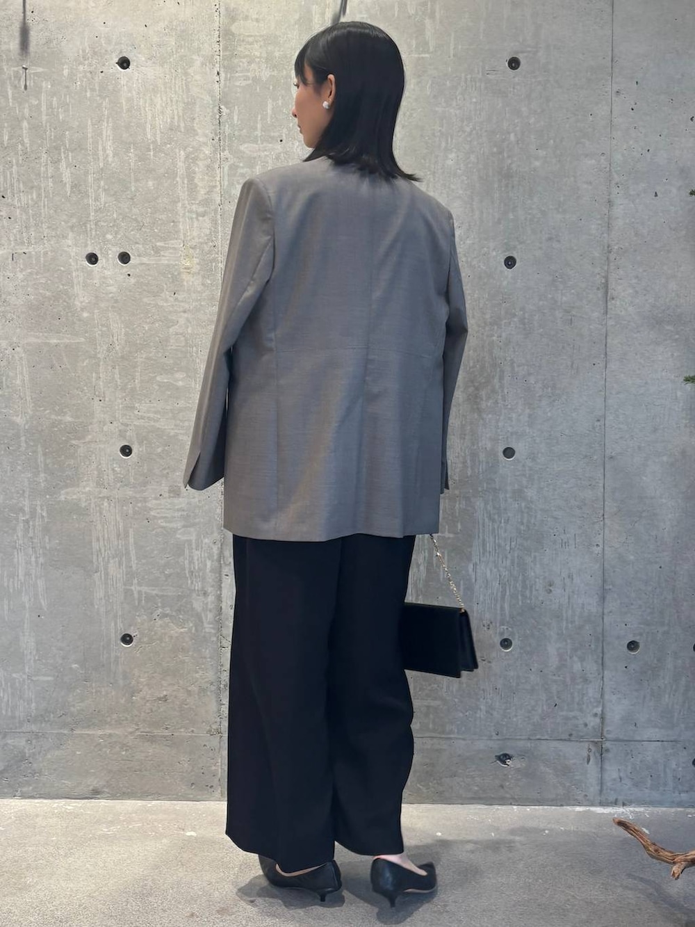 ベージュ系のノーカラージャケット、ブラック系のつなぎ/オールインワンを着用したレディースの冬コーディネートの4枚目の写真