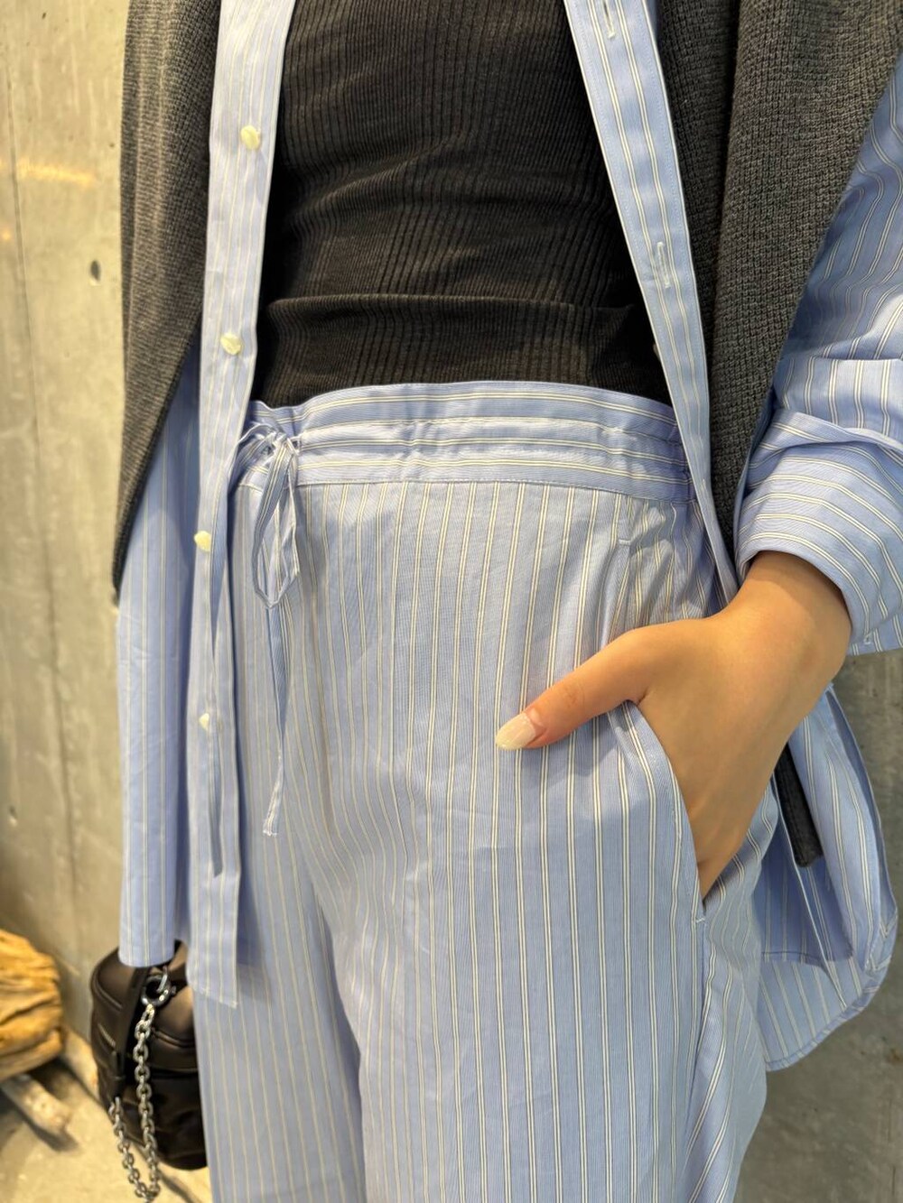 ブルー系のシャツ/ブラウス、グレー系のタンクトップ、ブルー系のその他パンツを着用したレディースの夏コーディネートの9枚目の写真