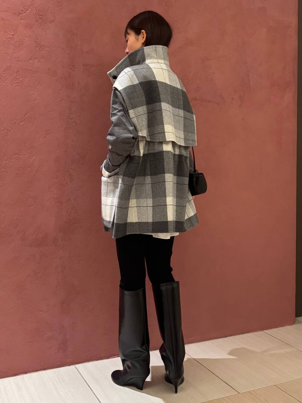 ホワイト系のシャツ/ブラウス、その他のその他アウター、ブラック系のその他パンツを着用したレディースの秋コーディネートの5枚目の写真