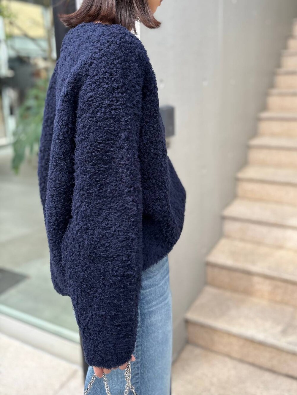 ブルー系のニット/セーター、ブルー系のデニムパンツ、ブルー系のその他アウターを着用したレディースの秋コーディネートの8枚目の写真