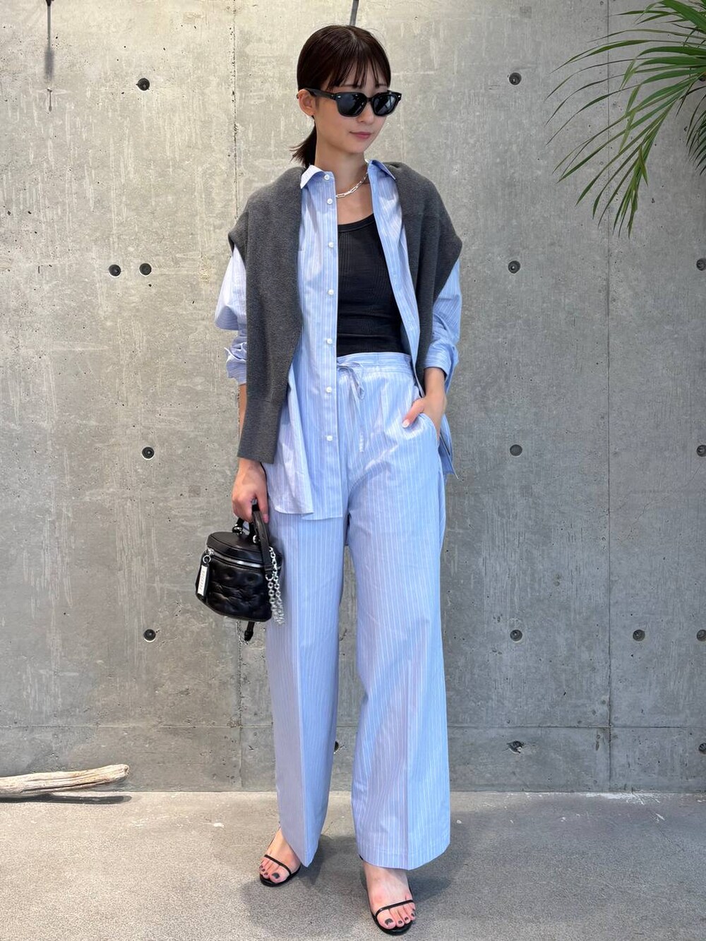 ブルー系のシャツ/ブラウス、グレー系のタンクトップ、ブルー系のその他パンツを着用したレディースの夏コーディネートの2枚目の写真