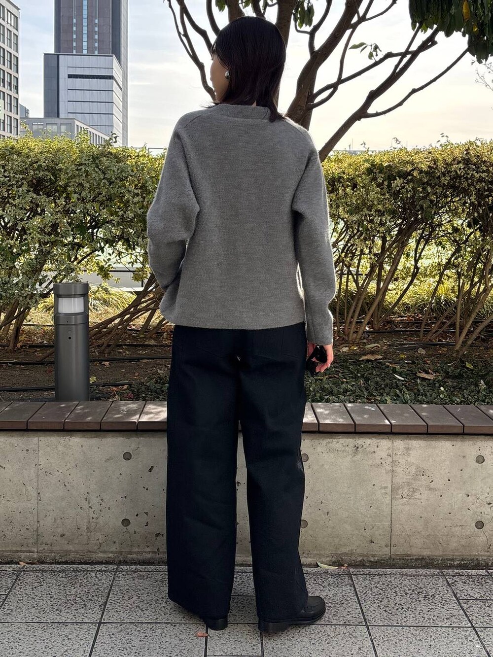 「高身長、モード、Chaos、大人カジュアル、パンツ、ニット、カーディガン、アウター、冬アウター、ブルゾン、冬コーデ」｜「ChaosのChaos(カオス)/クリムリバーカーディガン（カーディガン/ボレロ、グレー系）」を使った、chaosmikuさん（レディース・170cm）の冬コーディネートの7枚目の写真