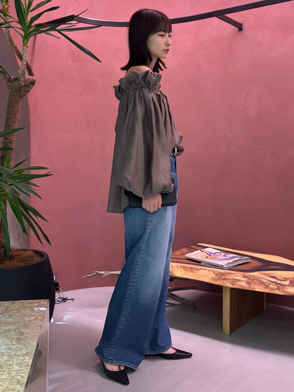 ブルー系のデニムパンツ、ブラック系のベルトを着用したレディースの秋コーディネートの3枚目の写真