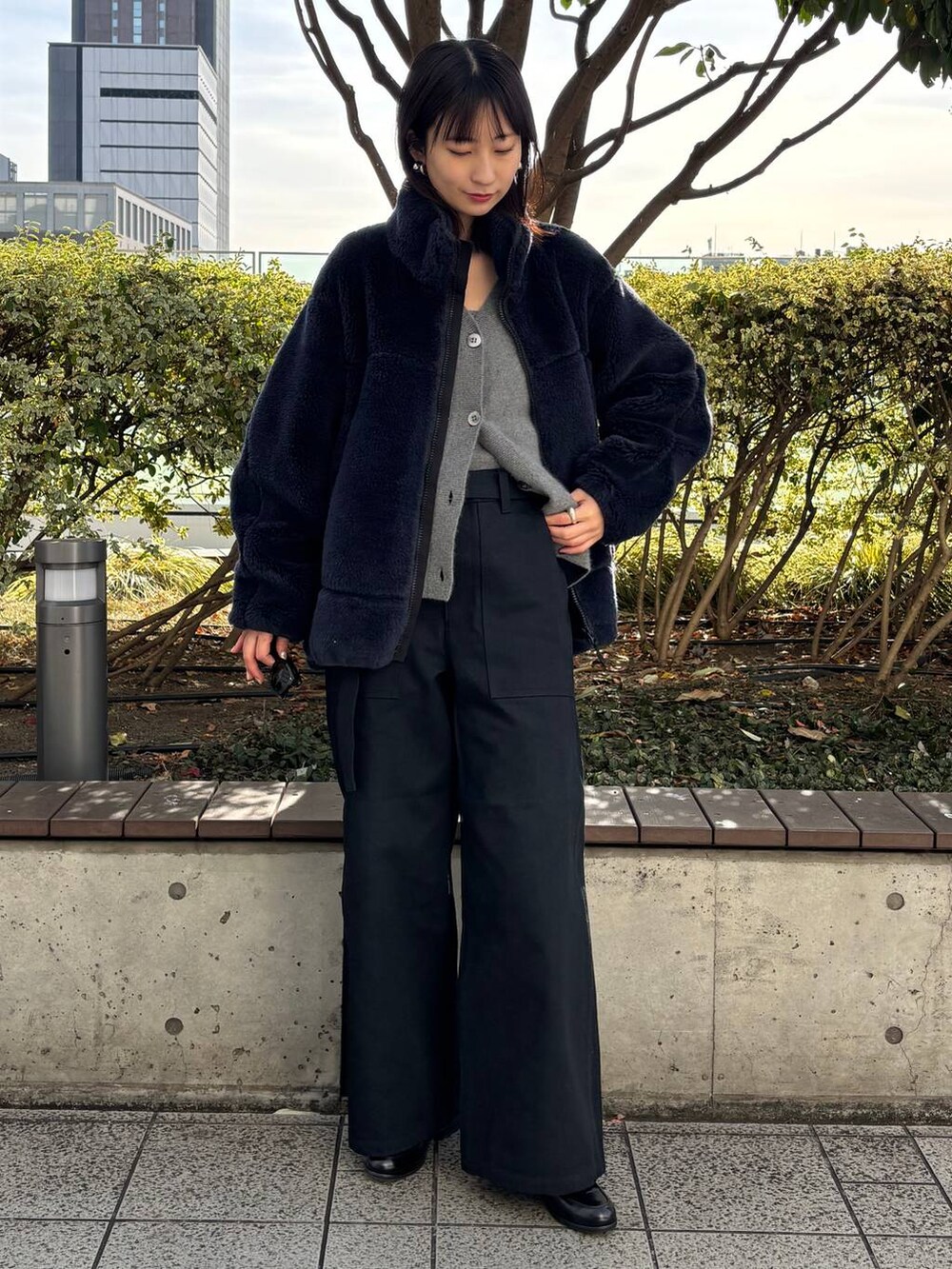 「高身長、モード、Chaos、大人カジュアル、パンツ、ニット、カーディガン、アウター、冬アウター、ブルゾン、冬コーデ」｜「ChaosのChaos(カオス)/クリムリバーカーディガン（カーディガン/ボレロ、グレー系）」を使った、chaosmikuさん（レディース・170cm）の冬コーディネートの2枚目の写真