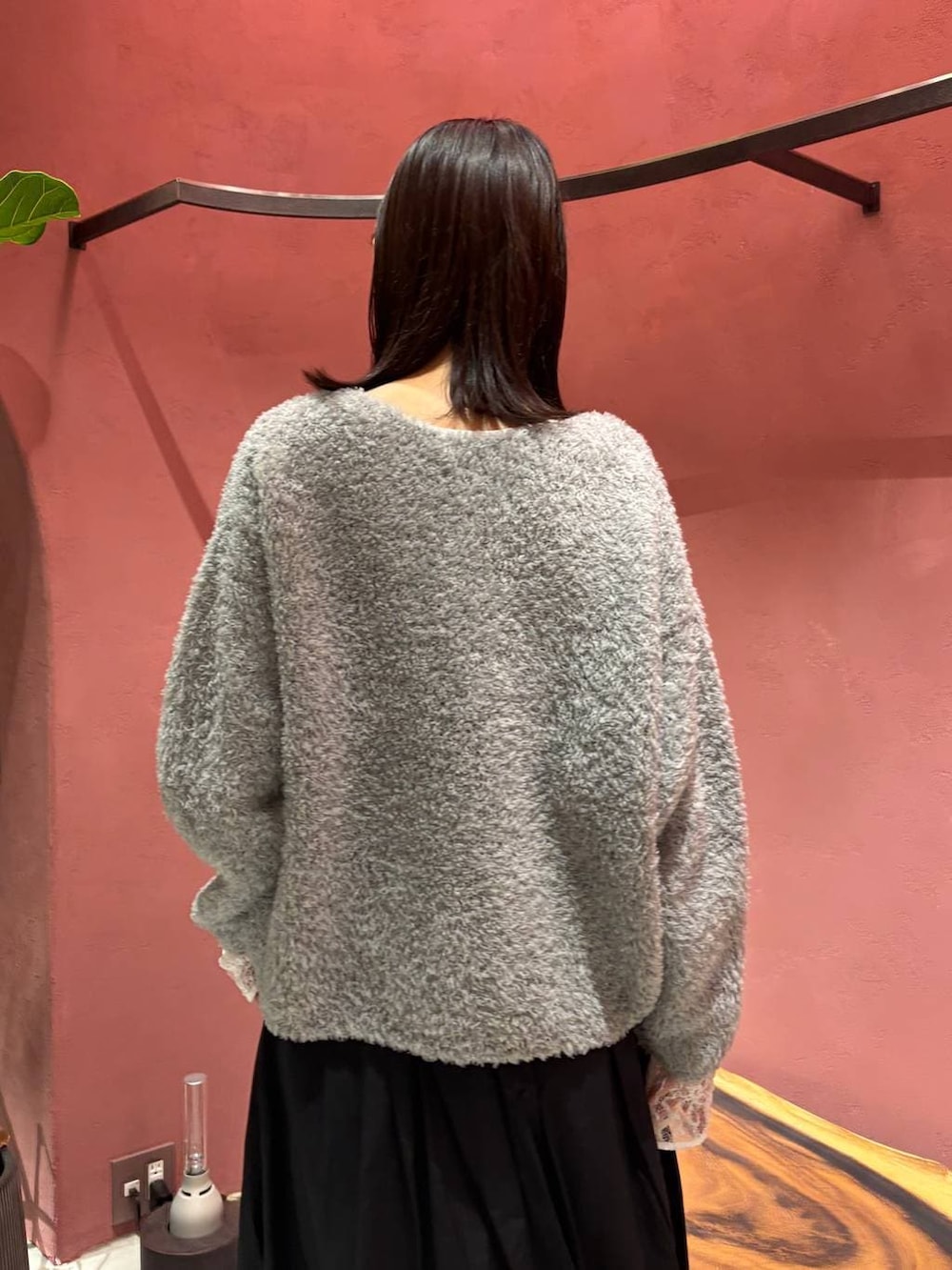 グレー系のニット/セーター、ホワイト系のTシャツ/カットソー、ブラック系のチェスターコートを着用したレディースの秋コーディネートの8枚目の写真