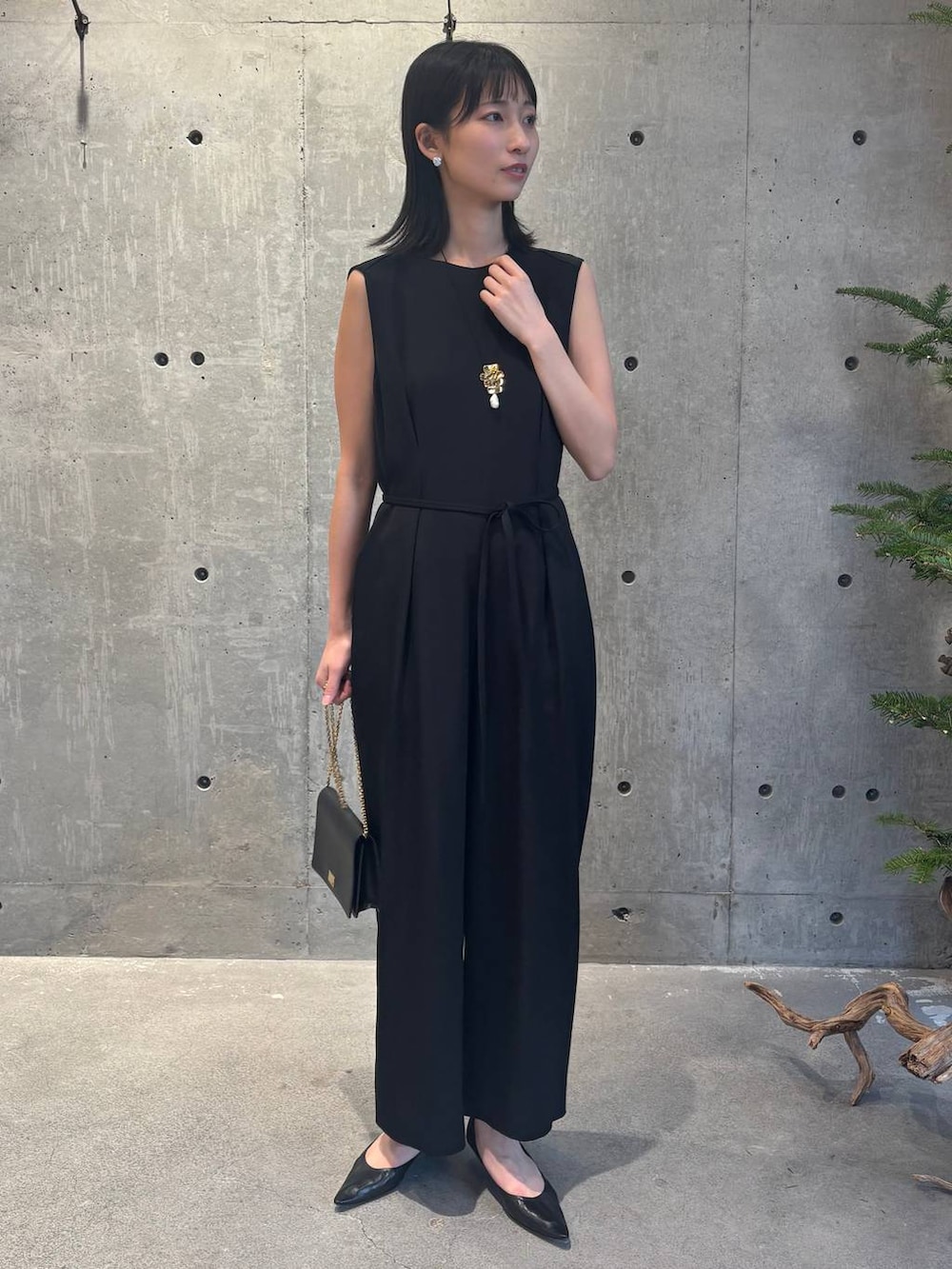 ベージュ系のノーカラージャケット、ブラック系のつなぎ/オールインワンを着用したレディースの冬コーディネートの5枚目の写真