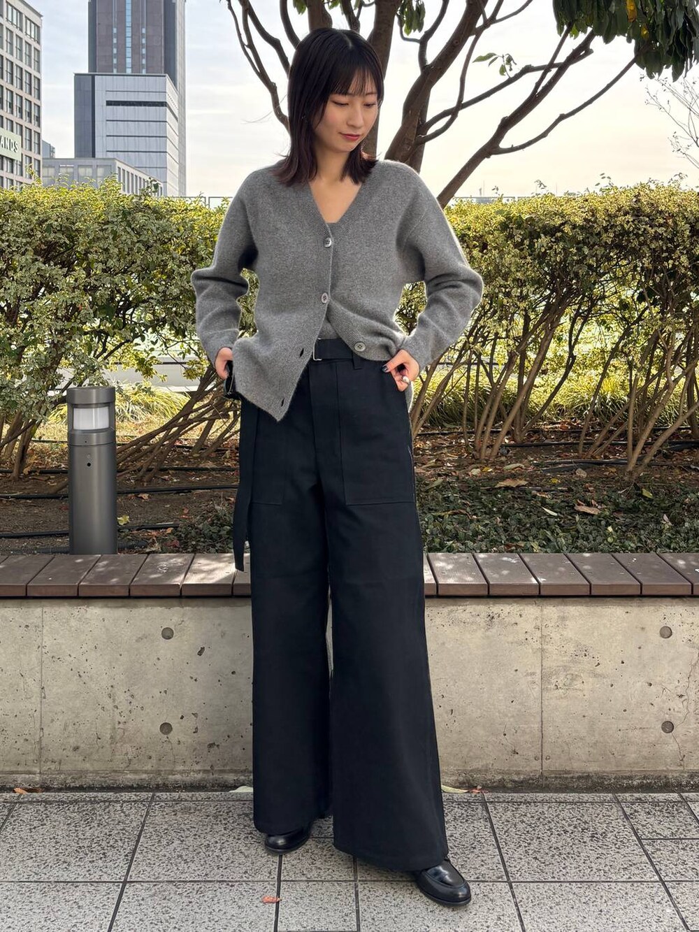 「高身長、モード、Chaos、大人カジュアル、パンツ、ニット、カーディガン、アウター、冬アウター、ブルゾン、冬コーデ」｜「ChaosのChaos(カオス)/クリムリバーカーディガン（カーディガン/ボレロ、グレー系）」を使った、chaosmikuさん（レディース・170cm）の冬コーディネートの5枚目の写真
