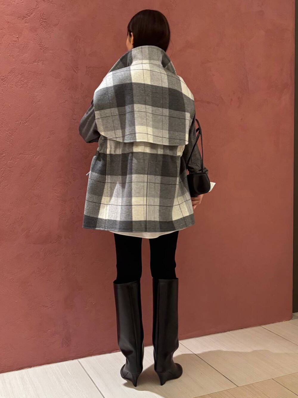 ホワイト系のシャツ/ブラウス、その他のその他アウター、ブラック系のその他パンツを着用したレディースの秋コーディネートの4枚目の写真