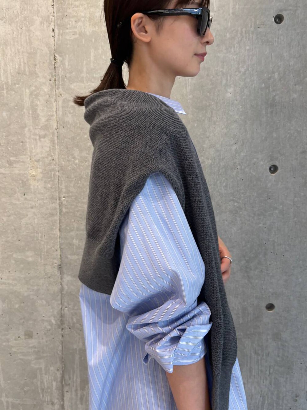 ブルー系のシャツ/ブラウス、グレー系のタンクトップ、ブルー系のその他パンツを着用したレディースの夏コーディネートの6枚目の写真