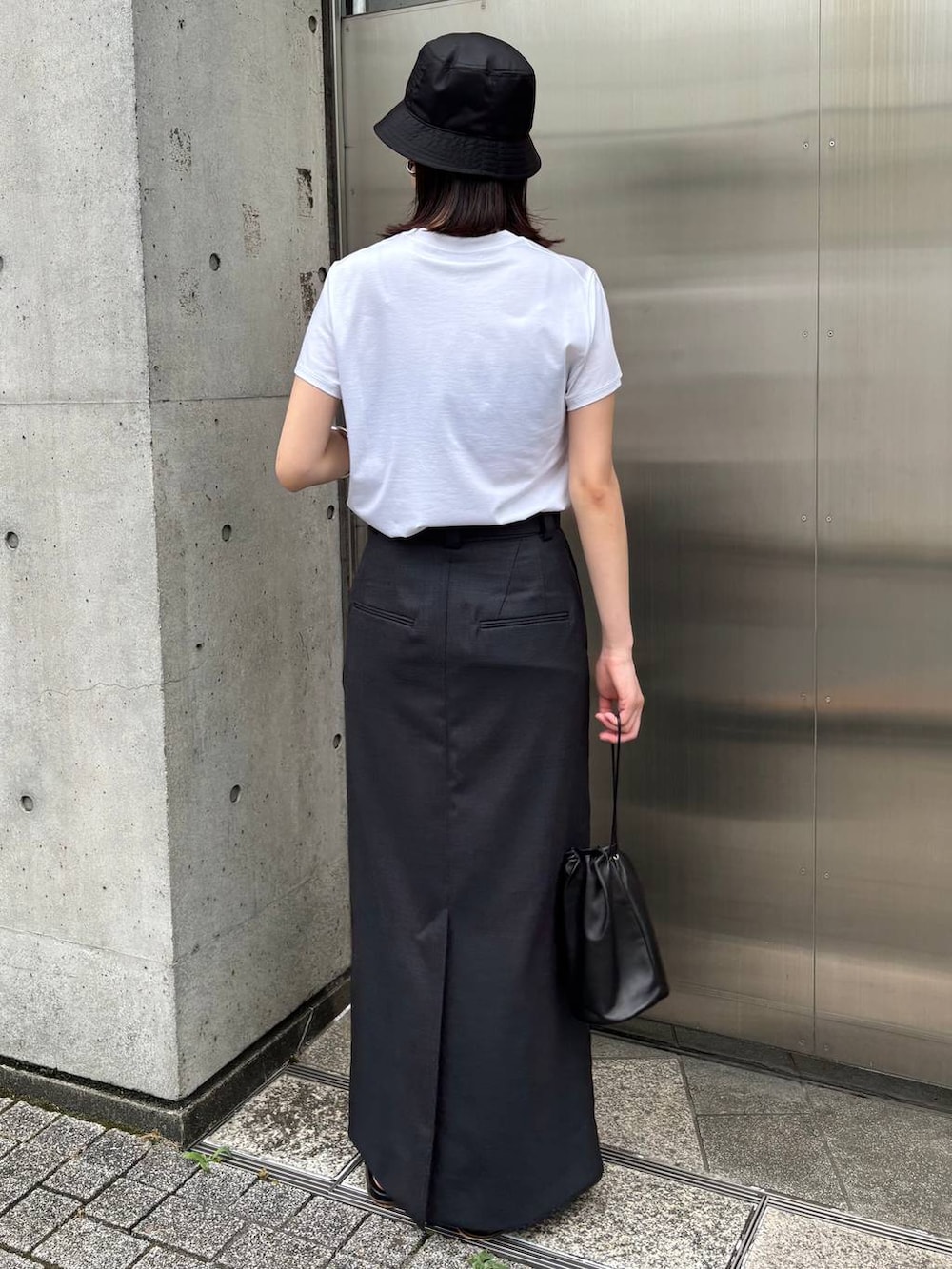 「高身長、モード、Tシャツ、スカート、大人カジュアル、Chaos、きれいめカジュアル、夏コーデ」｜「ChaosのChaos(カオス)/ハーヴィ－Ｔシャツ（Tシャツ/カットソー、ホワイト系）」を使った、chaosmikuさん（レディース・170cm）の夏コーディネートの4枚目の写真