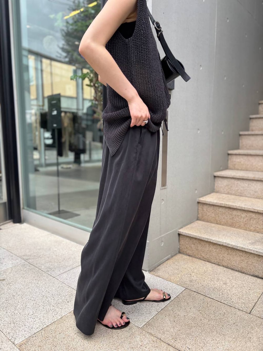 「ワントーン、モード、Chaos、高身長、ニット、ニットベスト、ワイドパンツ、大人カジュアル、きれいめカジュアル、夏コーデ、ラフ」｜「ChaosのChaos(カオス)/モーラワイドワイドパンツ（その他パンツ、ブラック系）」を使った、chaosmikuさん（レディース・170cm）の夏コーディネートの9枚目の写真