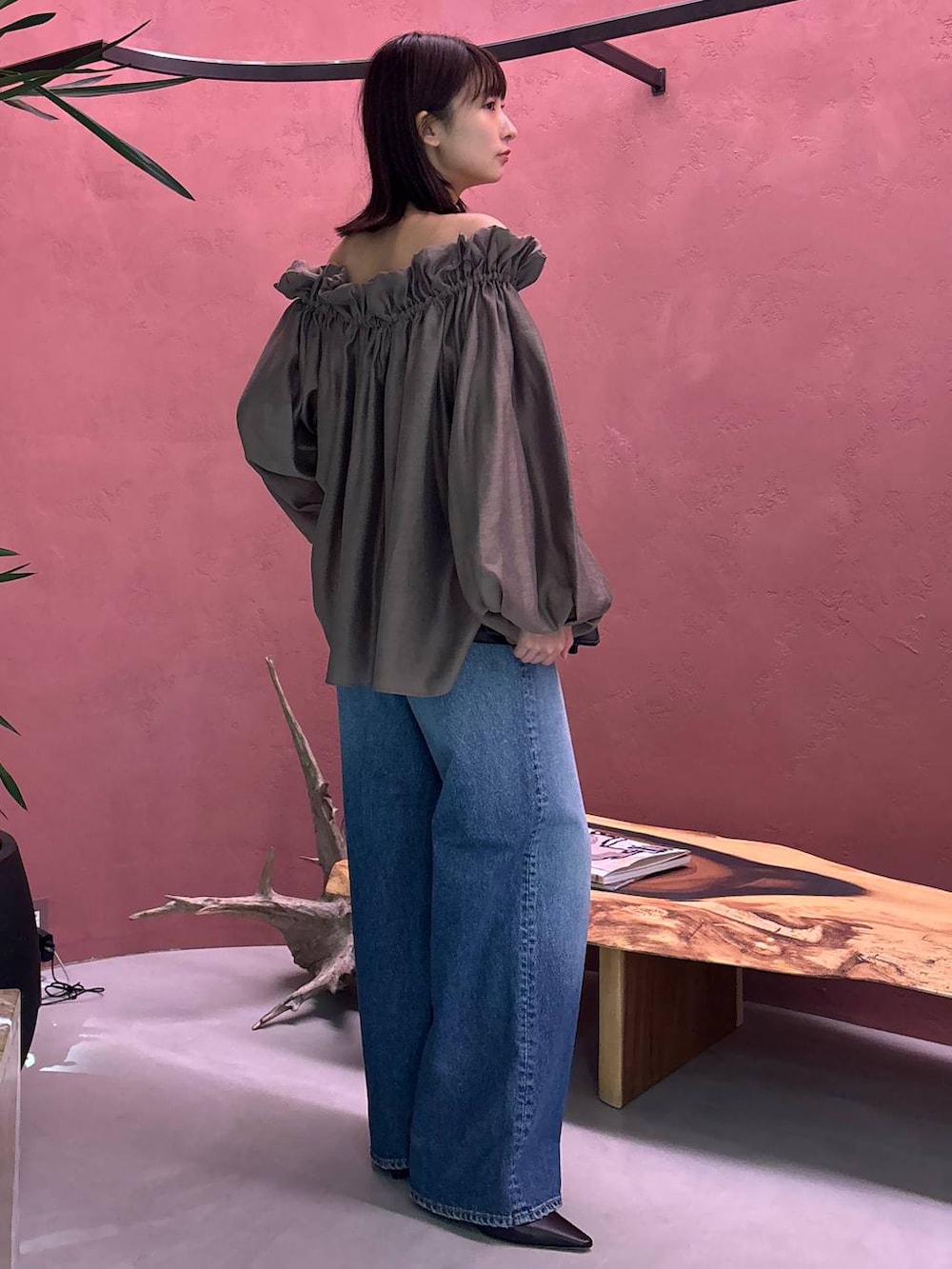 ブルー系のデニムパンツ、ブラック系のベルトを着用したレディースの秋コーディネートの4枚目の写真