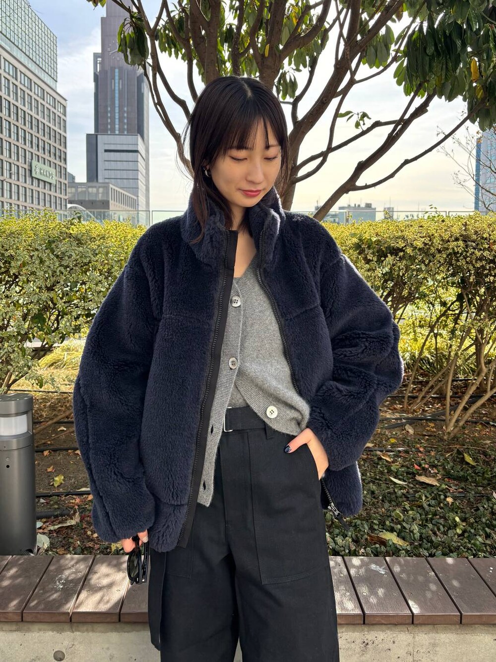 「高身長、モード、Chaos、大人カジュアル、パンツ、ニット、カーディガン、アウター、冬アウター、ブルゾン、冬コーデ」｜「ChaosのChaos(カオス)/クリムリバーカーディガン（カーディガン/ボレロ、グレー系）」を使った、chaosmikuさん（レディース・170cm）の冬コーディネートの8枚目の写真