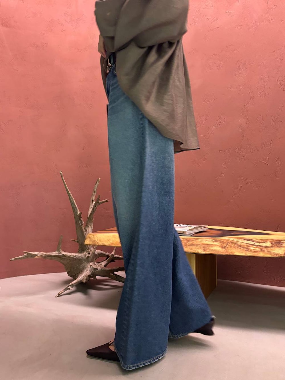 ブルー系のデニムパンツ、ブラック系のベルトを着用したレディースの秋コーディネートの8枚目の写真